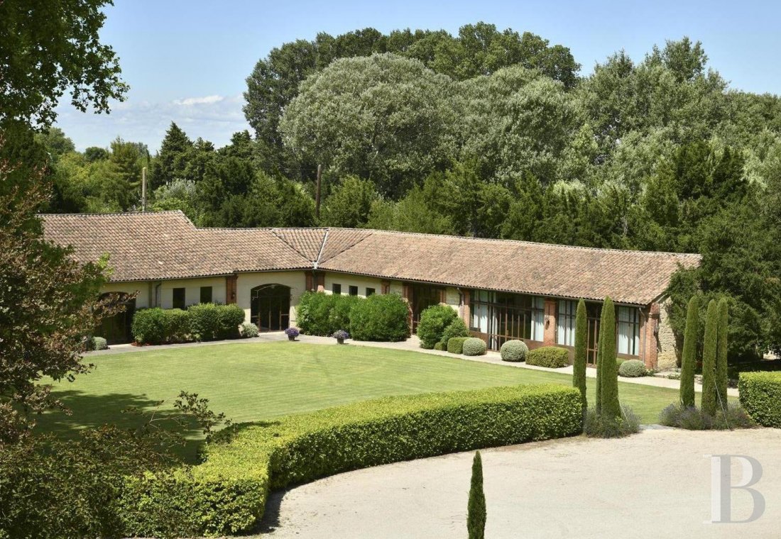 A 19th century chateau open for receptions and holidays to the east of Avignon in the Vaucluse  - photo  n°5